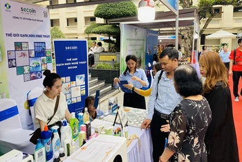 Hội chợ quảng bá sản phẩm khoa học và công nghệ tại Hà Nội. (Ảnh TUẤN ANH)