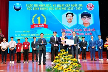 Lãnh đạo Bộ Giáo dục và Đào tạo trao giải kỳ thi khoa học, kỹ thuật cấp quốc gia học sinh THPT năm học 2023-2024.