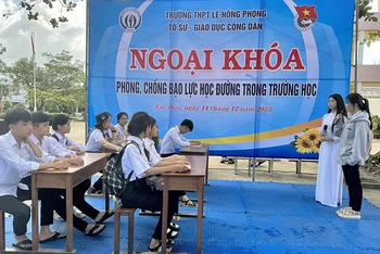 Giờ học ngoại khóa về phòng, chống bạo lực học đường trong trường học tại Trường THPT Lê Hồng Phong, huyện Tây Hòa, tỉnh Phú Yên. (Ảnh CÔNG TOÀN)