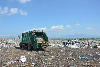 Bãi rác Bình Tú nằm lộ thiên không có rào chắn, mái che, nền xi-măng, điện, nước...