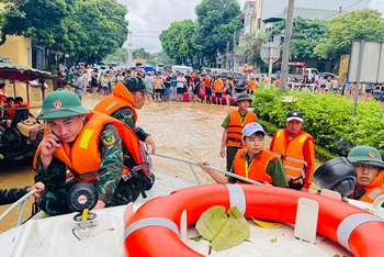 Lực lượng vũ trang Quân khu 2 cứu giúp dân vùng lũ ở TP Yên Bái. 