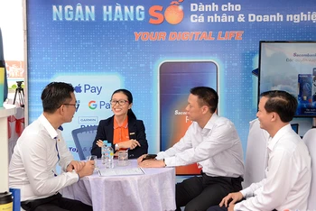 Nhân viên Sacombank tư vấn cho doanh nghiệp về các giải pháp công nghệ mới trong lĩnh vực ngân hàng.