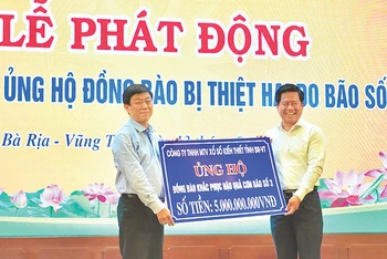 Ông Dương Minh Tú, Giám đốc Công ty TNHH MTV Xổ số kiến thiết tỉnh Bà Rịa - Vũng Tàu đại diện công ty trao 5 tỷ đồng ủng hộ đồng bào bị ảnh hưởng bởi cơn bão số 3.