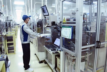 Sản xuất bảng mạch điện tử ở Nhà máy Nippon Mektion của Công ty TNHH Mektec Manufacturing Việt Nam (Khu công nghiệp Thăng Long II, Hưng Yên).