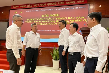 Lãnh đạo Tổng công ty Điện lực TP Hồ Chí Minh trao đổi tại Hội nghị sơ kết công tác Đảng 6 tháng đầu năm 2022.