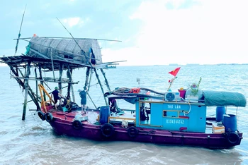 Quận Hải An cưỡng chế tháo dỡ chòi canh ngao trái phép trên biển.