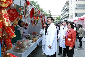 Lãnh đạo Bệnh viện Bạch Mai thăm “Gian hàng 0 đồng” phục vụ bệnh nhân dịp Xuân Quý Mão 2023. (Ảnh: THÀNH DƯƠNG)