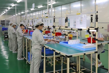 Sản xuất linh kiện điện tử tại Công ty Origin Manufactures Vietnam (doanh nghiệp FDI Nhật Bản) tại Khu công nghiệp Đồng Văn, tỉnh Hà Nam. (Ảnh: MINH HÀ)