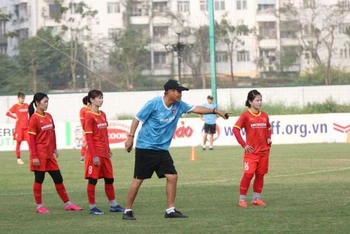 Thầy trò Huấn luyện viên Mai Đức Chung chuẩn bị cho vòng loại Olympic 2024.