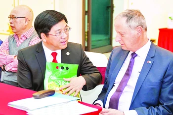 Ông Hồ Xuân Hiếu đang trao đổi với Đại sứ đặc mệnh toàn quyền Israel tại Việt Nam Yaron Mayer về liên kết trồng lúa hữu cơ.