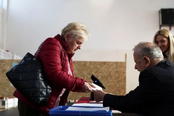 Cử tri Montenegro bỏ phiếu bầu Tổng thống nhiệm kỳ mới. (Ảnh: REUTERS)
