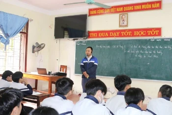 Giờ học hướng nghiệp của học sinh lớp 12 Trường THPT Lê Hồng Phong, huyện Hưng Nguyên.