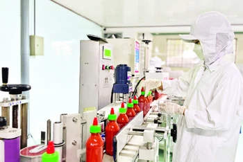 Doanh nghiệp sản xuất tương ớt Chilica khai thác thêm nhiều thị trường mới để có đơn hàng, giữ việc cho lao động.