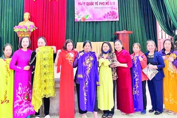 Chị em phụ nữ Hà Đông tặng áo dài cho các đối tượng yếu thế trên địa bàn.