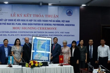 Lễ ký Thỏa thuận thiết lập quan hệ hữu nghị và hợp tác giữa hai thành phố Đà Nẵng và Mar del Plata. (Ảnh Đại sứ quán Argentina tại Việt Nam)