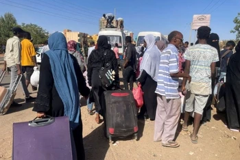 Dòng người Sudan chạy sang CH Chad để tránh xung đột.