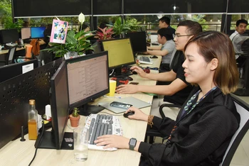 Việt Nam hiện đang trong thời kỳ cơ cấu dân số vàng với tỷ lệ người trong độ tuổi lao động cao. Trong ảnh: Kỹ sư Công ty TNHH Phần mềm FPT làm việc tại Khu Công nghệ cao Hòa Lạc, Hà Nội. (Ảnh: THANH LÂM)