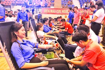 Hội viên Hội Phụ nữ Tuyên Quang tích cực tham gia phong trào hiến máu nhân đạo.