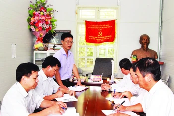 Họp bàn công tác phát triển đảng viên tại các bản khó khăn của xã Tường Tiến, huyện Phù Yên.