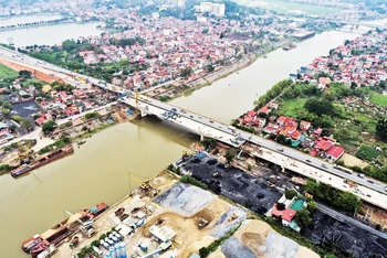 Tỉnh Bắc Giang đầu tư xây dựng mở rộng cầu Như Nguyệt kết nối với tỉnh Bắc Ninh, tạo điều kiện giao thông thuận lợi, thu hút đầu tư. (Ảnh ĐẶNG Giang)