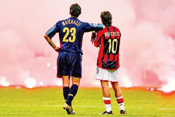 Materazzi và Rui Costa bất lực nhìn vào biển lửa đỏ rực. Ảnh trong bài: GETTY