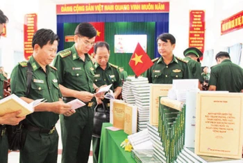 Cán bộ, chiến sĩ Bộ đội Biên phòng Kiên Giang tìm hiểu tác phẩm của Tổng Bí thư Nguyễn Phú Trọng.