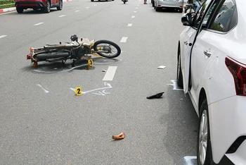Hiện trường một vụ tai nạn giao thông xảy ra do người lái bất cẩn khi mở cửa xe ô-tô tại tỉnh Bà Rịa-Vũng Tàu. (Ảnh: THÀNH AN)
