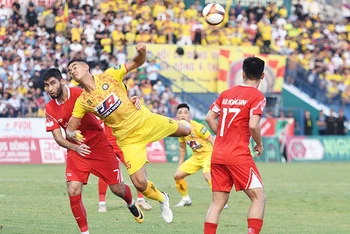 Trận đấu quyết liệt giữa Đông Á Thanh Hóa (áo vàng) và Viettel. (Ảnh: VPF )