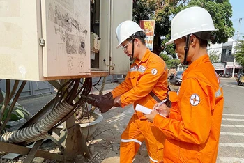 Công nhân Công ty điện lực Kon Tum kiểm tra cấu hình các thiết bị trên trạm điện, bảo đảm cấp điện an toàn trong mùa nắng nóng. (Ảnh: BẢO CHÂU)