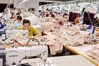 Sản xuất hàng may mặc tại Công ty Top Royal Flash Việt Nam.