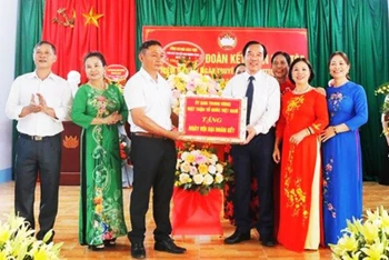 Đại diện Ủy ban Trung ương Mặt trận Tổ quốc Việt Nam trao quà tặng người dân tại Ngày hội Đại đoàn kết toàn dân tộc ở Bắc Giang. (Ảnh: NGUYỄN PHƯỢNG)