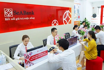 Khách hàng giao dịch tại một chi nhánh Ngân hàng SeABank.
