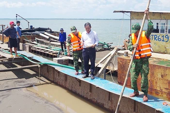 Cơ quan chức năng tỉnh Tiền Giang lập biên bản, xử lý các trường hợp khai thác cát trái phép trên sông Tiền.