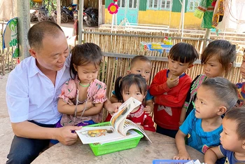 Giờ học của thầy trò lớp mầm non tại điểm bản Huổi Đá, xã Nậm Kè, huyện Mường Nhé, tỉnh Điện Biên.