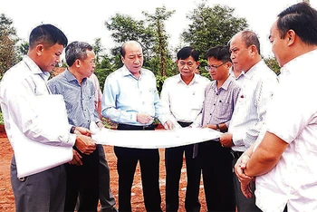Chủ tịch Ủy ban nhân dân tỉnh Đắk Lắk Phạm Ngọc Nghị (đứng thứ 3 từ trái sang) kiểm tra, xử lý những vướng mắc tại Dự án xây dựng đường tránh Đông thành phố Buôn Ma Thuột.