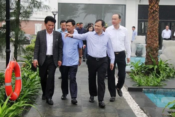 Bí thư Tỉnh ủy Hà Tĩnh Hoàng Trung Dũng (thứ hai từ phải sang, hàng đầu) kiểm tra tình hình phát triển du lịch tại huyện Nghi Xuân.
