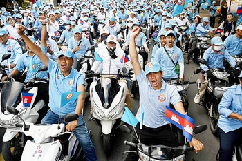Những người ủng hộ đảng Nhân Dân Campuchia trong chiến dịch tranh cử.