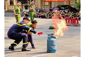 Học viên Học kỳ quân đội tại Bắc Ninh thực hành kỹ năng chữa cháy. 