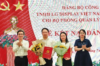 Trao quyết định và chúc mừng đảng viên mới kết nạp tại Đảng bộ Công ty LG Display Việt Nam.