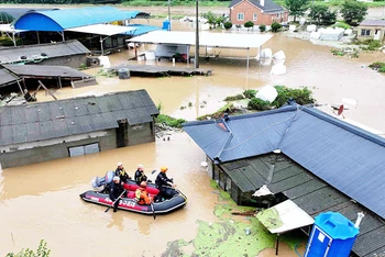 Nhiều nhà ngập trong nước lũ do bão tại Hàn Quốc. (Ảnh: REUTERS/YONHAP)