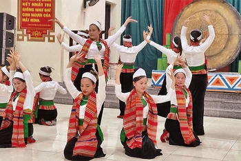 Phụ nữ dân tộc Mường ở xã Vân Hòa (huyện Ba Vì) tập văn nghệ. 