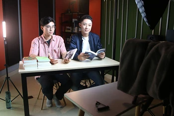 Hai bạn trẻ Nguyễn Quốc Gia Bảo và Trần Đại Chính trong một buổi ghi hình giới thiệu sách.
