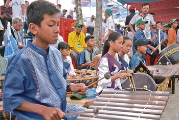 Đồng bào dân tộc Khmer sử dụng nhạc cụ truyền thống tại Ngày hội Văn hóa, Thể thao, Du lịch dân tộc Khmer của tỉnh Kiên Giang. 
