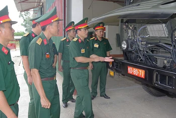 Đoàn công tác Quân khu 4 kiểm tra hệ thống xe của Đại đội Vận tải 25, Trung đoàn 335, Sư đoàn 324.
