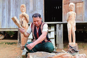 Nhờ đôi bàn tay khéo léo, Nghệ nhân Ưu tú A Gông (làng Kon Du, xã Măng Cành) đã tạo ra những sản phẩm tượng gỗ đẹp mắt, chân thực mang đậm bản sắc văn hóa của cộng đồng dân tộc Mơ Nâm.