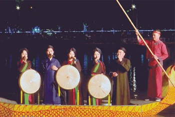 Biểu diễn Quan họ trên thuyền tại hồ làng Diềm (TP Bắc Ninh).