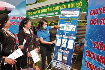 Bảo hiểm xã hội huyện Tiên Yên (Quảng Ninh) tuyên truyền các dịch vụ chuyển đổi số cho người dân xã Hải Lạng.