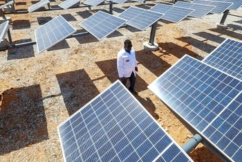 Tấm pin năng lượng mặt trời được lắp đặt nhiều ở Nam Phi. (Ảnh: REUTERS)
