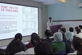 Bệnh viện Da liễu Thành phố Hồ Chí Minh tổ chức tập huấn quy trình xử lý ca bệnh nghi ngờ mắc đậu mùa khỉ cho các nhân viên y tế.