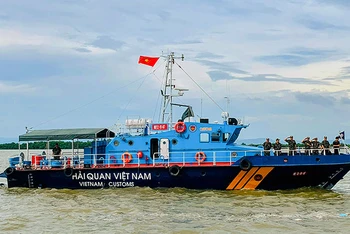 Lực lượng Hải quan Hải Phòng tuần tra trên khu vực cảng biển Hải Phòng.